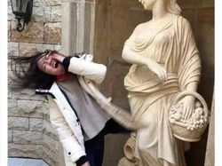 Foto Aksi Manusia dan Patung, Keren Tapi Bikin Ngakak