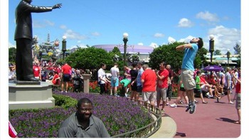 Kekuatan menarik orang. Foto: Funnystatuee via Boredpanda 