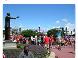 Foto Aksi Manusia dan Patung, Keren Tapi Bikin Ngakak