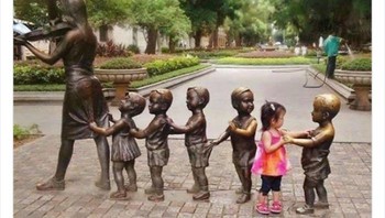 Bermain bersama. Foto: Funnystatuee via Boredpanda