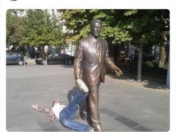 Foto Aksi Manusia dan Patung, Keren Tapi Bikin Ngakak