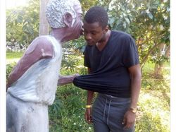 Foto Aksi Manusia dan Patung, Keren Tapi Bikin Ngakak