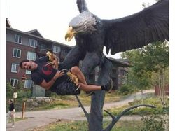 Foto Aksi Manusia dan Patung, Keren Tapi Bikin Ngakak