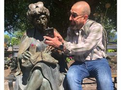 Foto Aksi Manusia dan Patung, Keren Tapi Bikin Ngakak