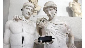 Streaming  musik. Foto: Funnystatuee via Boredpanda