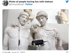 Foto Aksi Manusia dan Patung, Keren Tapi Bikin Ngakak