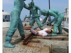 Foto Aksi Manusia dan Patung, Keren Tapi Bikin Ngakak