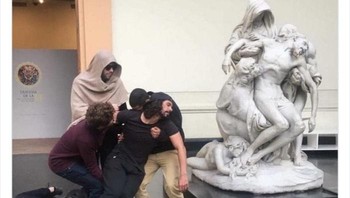 Mengikuti gaya patung. Foto: Funnystatuee via Boredpanda