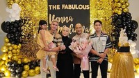 Kedekatan antara Verrel Bramasta dan Venna Melinda memang begitu hangat. Saat perayaan ulang tahun ibunya, Verrel hadir bersama kedua adiknya dan sebuah kue cokelat sebagai kue manis untuk ibunya. Foto: Instagram/bramastavrl