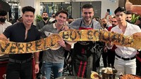Walaupun sibuk menjadi seorang artis, Verrell Bramasta ternyata sosok foodies yang hobi kulineran. Verrell pernah memboyong adik dan teman-temannya untuk kulineran di restoran chef terkenal di Dubai. Foto: Instagram/bramastavrl