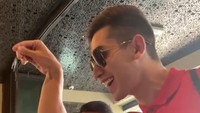 Verrell Bramasta pernah menyambangi restoran milik chef Salt Bae yang terkenal. Dirinya berkesempatan untuk menaburkan garam dengan gaya Salt Bae yang khas. Foto: Instagram/bramastavrl