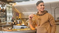 Saat bepergian ke luar negeri, fasilitas mewah di pesawatnya sengaja disiapkan. Ada mini bar pribadi untuk sekadar minum-minum cantik dan bersantai. Foto: Instagram/bramastavrl