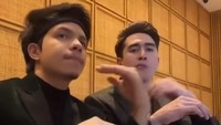 Verrell Bramasta juga pernah makan malam bersama Atta Halilintar. Di tengah waktu makan keduanya justru asyik merekam video untuk diunggah pada TikTok Atta Halilintar. Foto: Instagram/bramastavrl