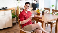 Mengawali paginya, Verrell Bramasta lebih senang menikmati minuman yang hangat. Duduk santai di meja makan sambil menikmati sinar matahari yang cerah membuatnya terasa lebih segar. Foto: Instagram/bramastavrl