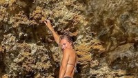 Rekan setimnya di Barcelona, Riqui Puig, menjadi bagian dari hubungan itu. Clara satu geng dengan kekasih Puig. Foto: dok instagram clara.chiamartii