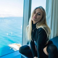 Pencarian sosok wanita yang diduga jadi selingkuhan Gerard Pique dan membuat hubungannya dengan Shakira kandas ini pun mengerucut kepada satu orang. Media sosial dan sejumlah media massa menampilkan foto wanita berambut pirang panjang dan meyakininya sebagai Clara Chia Marti. Foto: Instagram