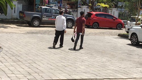 Direktur RSUD Praya dr. Muzaki Langkir keluar dari ruangan Kejari Praya Lombok Tengah, Rabu siang (24/8/2022).