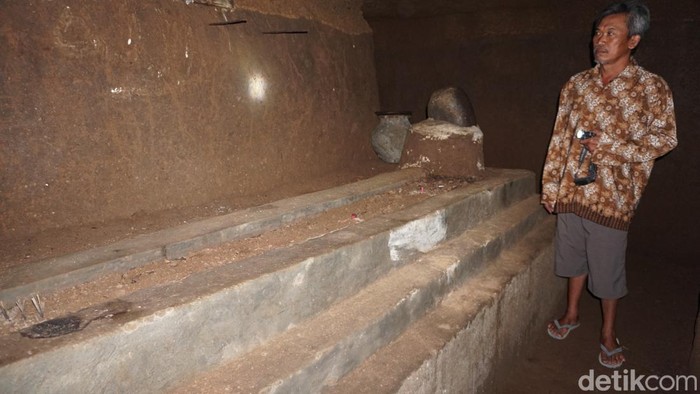 Gua buatan warga Mojokerto