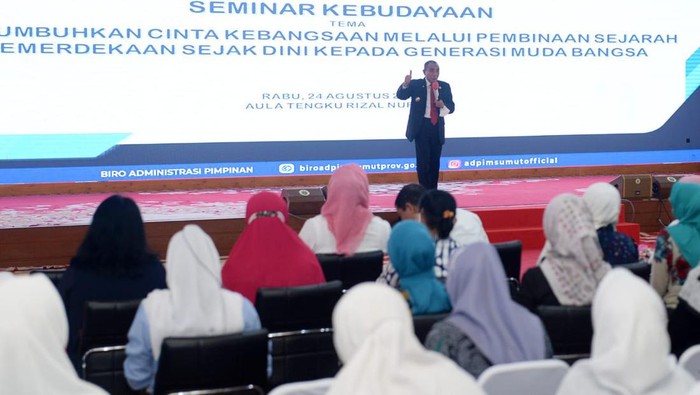 Gubsu Edy Rahmayadi saat menghadiri seminar bersama guru PAUD di Medan