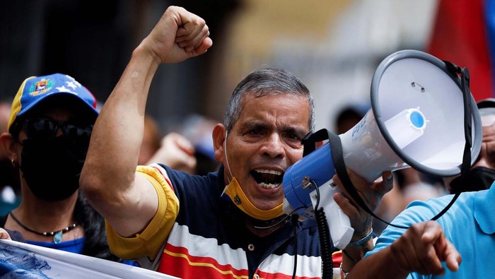 Guru hingga Pensiunan di Venezuela Demo Besar-besaran Guru hingga pensiunan menggelar demo memprotes pemerintah Presiden Venezuela Nicolas Maduro, di Caracas, Venezuela pada 23 Agustus 2022.