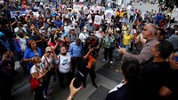 Massa guru dan pensiunan memprotes pemerintah Presiden Venezuela Nicolas Maduro.