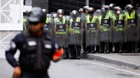 Aksi ini mendapat penjagaan dari aparat kepolisian.