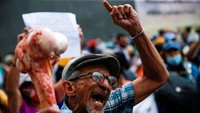Massa guru berunjukrasa memprotes pemerintah Presiden Venezuela Nicolas Maduro.