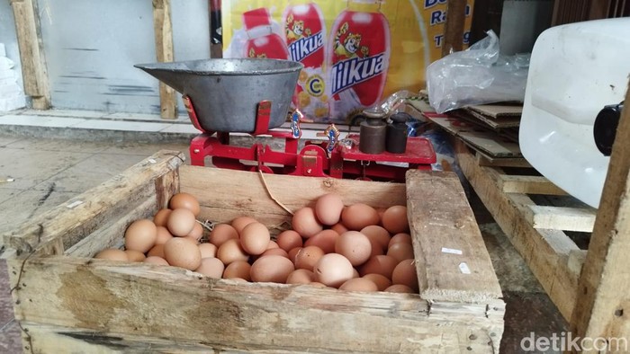 Harga telur ayam melejit di Pasar Bandarjo, Kabupaten Semarang, Rabu (24/8/2022).