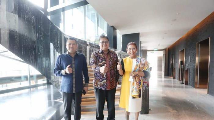 Ketua Umum DPP Partai Persatuan Indonesia (Perindo) Hary Tanoesoedibjo (HT) bertemu dengan Ketua Umum Partai Golkar Airlangga Hartarto dan mantan Menteri Kelautan dan Perikanan Susi Pudjiastuti. Ketiga tokoh tersebut membahas Pemilu 2024 dalam pertemuan.