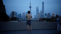 Lanskap Kota Shanghai menjadi gelap gulita tanpa listrik menyala. Pihak berwenang di China dilaporkan telah bergerak untuk membuat curah hujan kembali tinggi di beberapa wilayah China, di tengah gelombang panas yang terjadi.