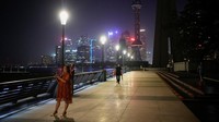 Suasana The Bund menjadi terlihat temaram. Kebijakan ini terkait dengan peringatan situasi darurat China mengenai kekeringan yang melanda negara tersebut.  