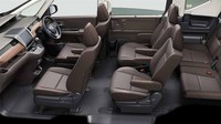 Honda Freed masih berkonfigurasi 7-kursi. Masuk ke dalam interior, semua variannya hadir dengan layar infotainment layar sentuh 9,0 inci dengan konektivitas Apple Carplay. E7 juga memiliki sistem audio enam speaker, dibandingkan S7 yang haya punya empat speaker. Foto: Honda