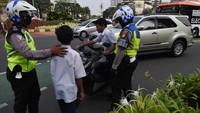 Pelajar ini dihentikan oleh petugas karena tidak mengenakan helm. Setelah diperiksa, keduanya tidak memiliki SIM dan tidak membawa STNK.