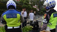 Dua pelajar SMP menyanyikan lagu kebangsaan Indonesia Raya saat terjaring razia di kawasan Bundaran HI, Jakarta, Selasa (23/8/2022).