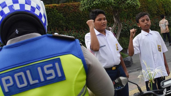 Tak Bawa SIM-STNK-Helm, Pelajar Ini Ditilang Nyanyi Indonesia Raya