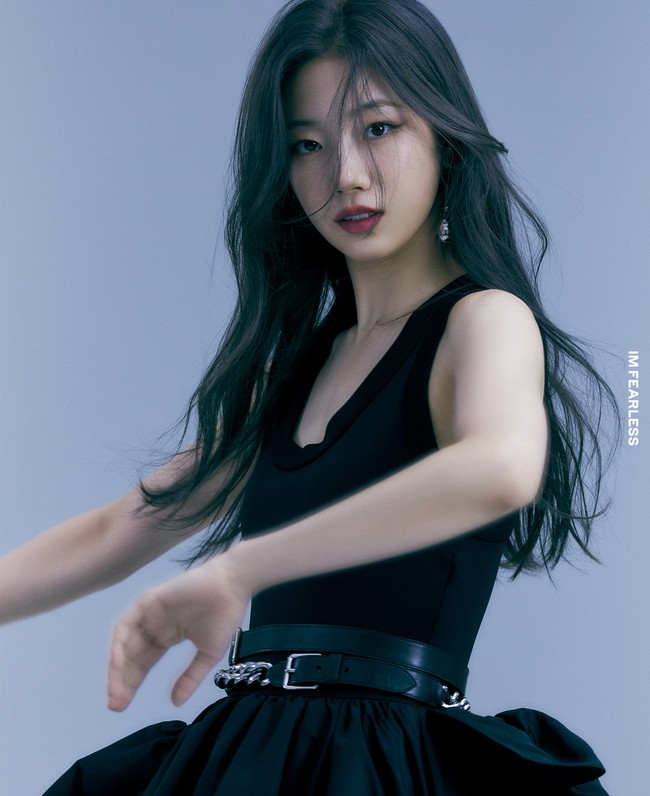 Kazuha LE SSERAFIM yang dikenal dengaan imej elegan merupakan mantan balerina profesional. Kecantikannya mengingatkan penggemar dengan Bae Suzy. Foto: Instagram