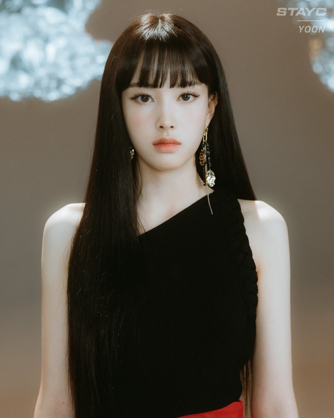 Punya mata besar, hidung mancung, dan bibir tebal, kecantikan Yoon STAYC disandingkan dengan boneka Barbie. Terlebih dia selalu tampil dengan poni rata. Foto: Instagram