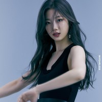 Kazuha LE SSERAFIM yang dikenal dengaan imej elegan merupakan mantan balerina profesional. Kecantikannya mengingatkan penggemar dengan Bae Suzy. Foto: Instagram