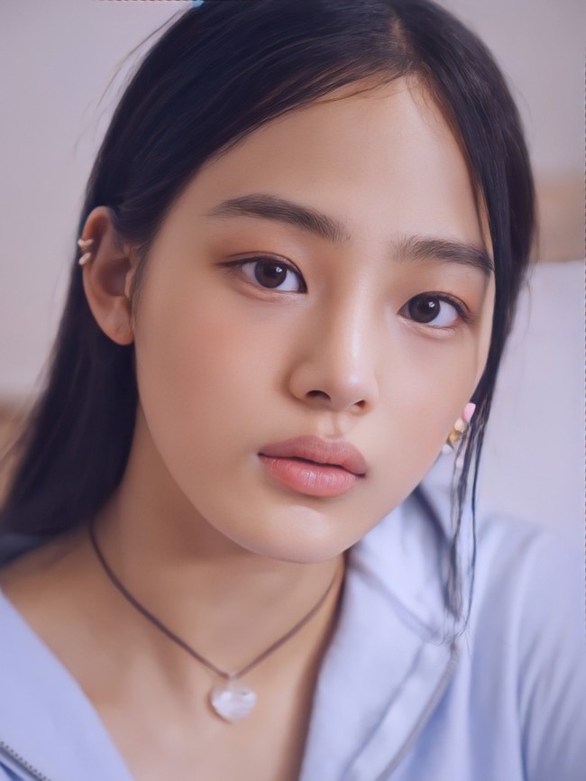 Minji NewJeans mencuri perhatian dengan visual yang aesthetic. Tak sedikit penggemar yang menyebutnya mirip dengan V BTS. Foto: Instagram