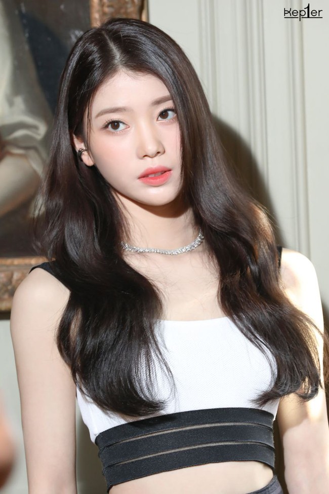 Xiaoting menjadi satu-satunya personel Kep1er asal Cina yang lolos setelah menjadi kontestan Girls Planet 999. Tak hanya cantik, Xiaoting juga tinggi bak model. Foto: Instagram