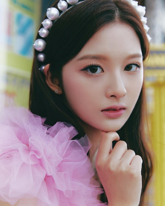 Cantik bak boneka. Sullyoon lolos audisi di enam agensi besar termasuk YG dan SM, namun akhirnya memilih JYP Entertainment. Foto: Instagram