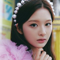 Cantik bak boneka. Sullyoon lolos audisi di enam agensi besar termasuk YG dan SM, namun akhirnya memilih JYP Entertainment. Foto: Instagram