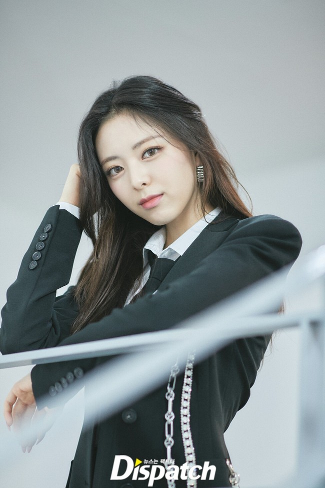 Selain cantik, Yuna ITZY menjadi perbincangan karena punya bentuk tubuh jam pasir. Dia terlihat memesona meskipun hanya memakai kaos polos dan celana jeans. Foto: Instagram