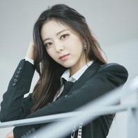 Selain cantik, Yuna ITZY menjadi perbincangan karena punya bentuk tubuh jam pasir. Dia terlihat memesona meskipun hanya memakai kaos polos dan celana jeans. Foto: Instagram