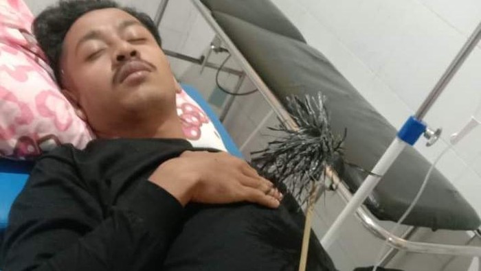 Iksan (19) korban pemanahan oleh OTK dengan anak panah yang tertancap di Perut.