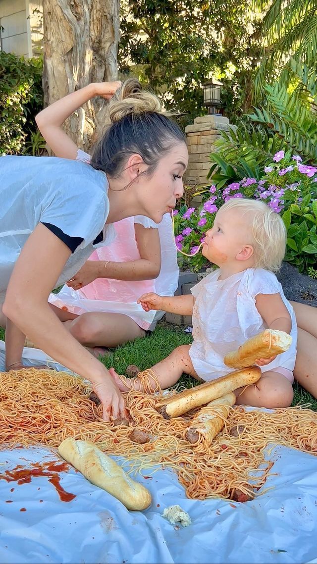 Influencer Ini Dikritik Usai Sajikan Spaghetti Untuk Anak di Rumput