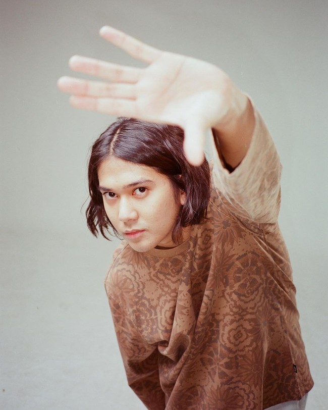 Perubahan gaya rambut mantan personil Coboy Junior ini berbagai reaksi dari para penggemar. Komentar mereka tentang rambut sang aktor terbelah. Foto: Instagram @iqbaal.e