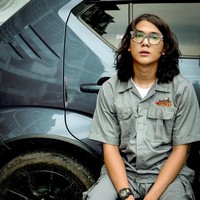 Iqbaal Ramadhan memilih tampilan rambut gondrong sejak akhir tahun lalu. Dia tetap mempertahankan rambut panjang hingga sekarang. Foto: Instagram @iqbaal.e