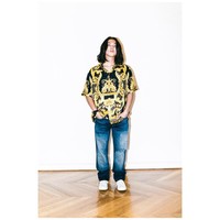 Banyak penggemar bintang film ‘Mencuri Raden Saleh’ ini yang terpesona dengan penampilan Iqbaal Ramadhan berambut gondrong dan memujinya tambah ganteng. Foto: Instagram @iqbaal.e