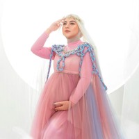 Dalan foto maternity, Irish Bella mengenakan dress pink. Di bagian bawahnya menjuntai bahan tulle pink gradasi warna biru. Foto: dok. Instagram/@_irishbella_